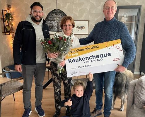 Meneer en mevrouw Revier ontvangen de Keuken Kampioen cheque uit handen van Otis Lalihatu, copywriter bij de Grote Clubactie