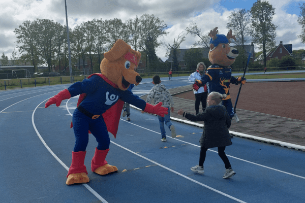 Cluppie geeft een high five!