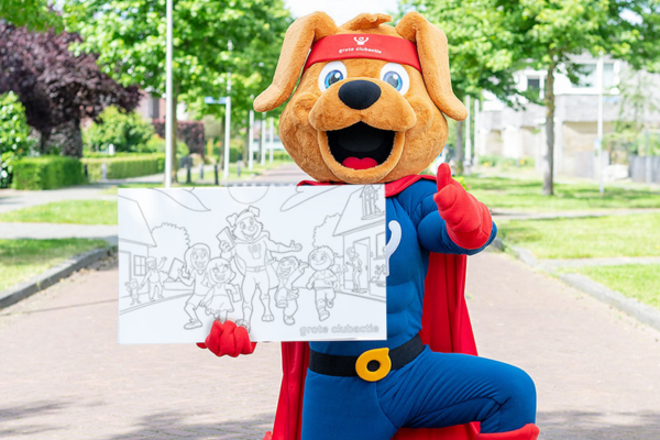 Cluppie trots op de foto met zijn kleurplaat. Geef kleur aan Cluppie en stuur je creatie op naar ons!