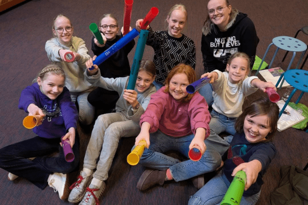 Kinderkoor Eigenwijs met hun nieuwe muziekmaterialen!