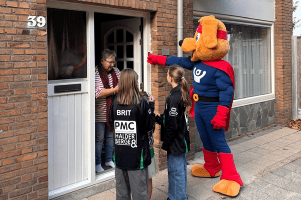 Cluppie mocht mee langs de deuren met HV de Beuk!