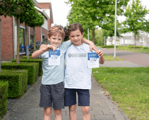 Trotse lotenverkopers met de verkoopkaart.