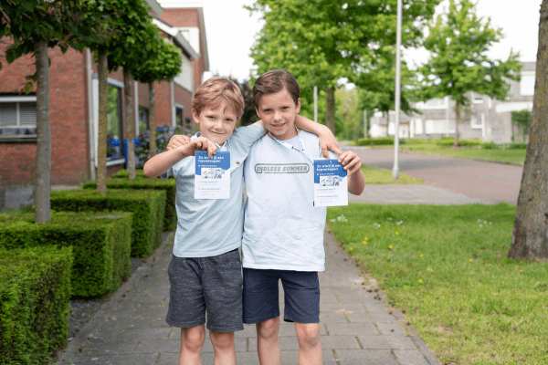 Trotse lotenverkopers met de verkoopkaart.