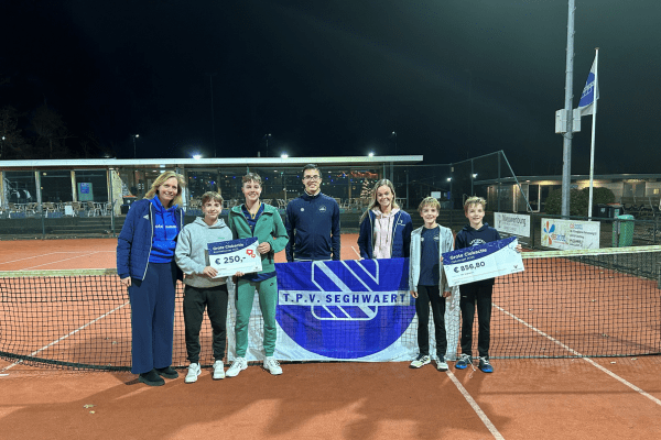 De opbrengstfoto met de vier-het-succes-cheque bij TPV Seghwaert